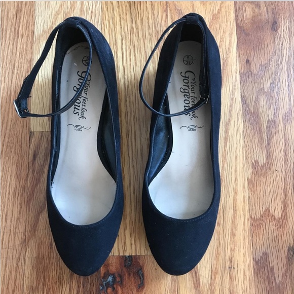 Vintage Black heel suede midi block heels size 38 has a a cute ankle strap. - Picture 3 of 3